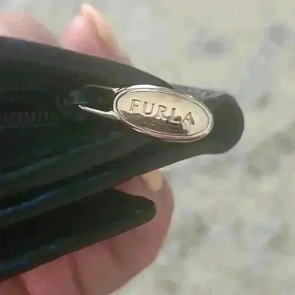 Furla Vintage Black Leather Compact Wallet - Picture 13 of 13